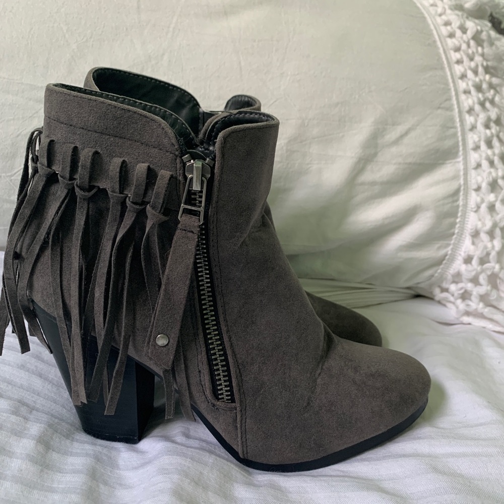 Gray fringe ankle boots - Picture 1 of 6
